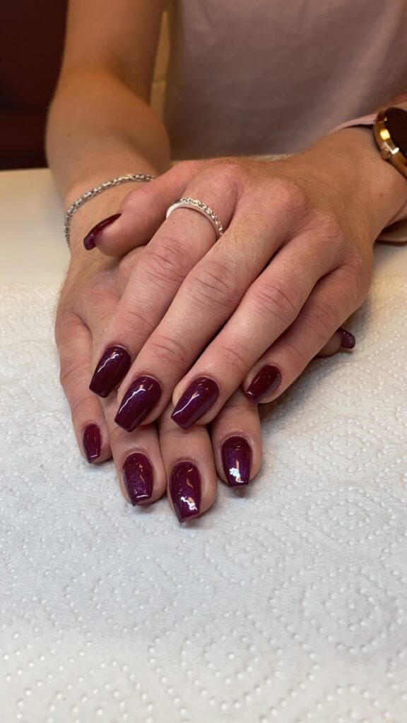 Bordeaux farbenes Naildesign