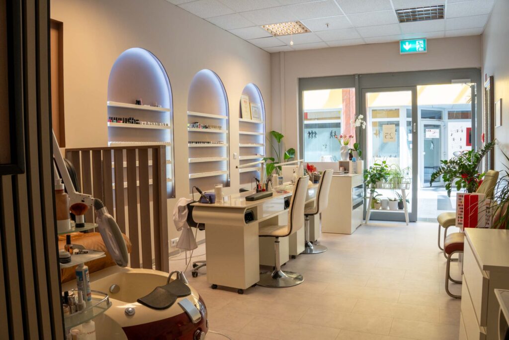 Weiter Einblick in das VANDIEURIST Nagelstudio mit Blick in den Eingang. Wartebereich, Arbeitstisch, Pediküre Bereich sind zu sehen.
