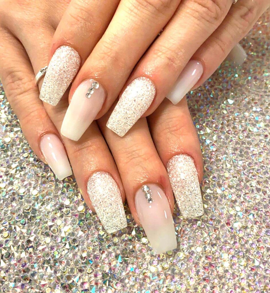 Neumodelllage-in-Babyboomer-Stil-und-Glitzerndem-Highlight